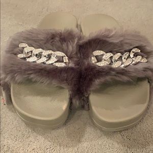 Fur slippers